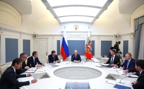 Владимир Владимирович Путин: "Надо, чтобы они извинились. Э, нет! Этого точно недостаточно. Нам нужно обязательно смотреть на все эти вопросы с прагматической точки зрения."